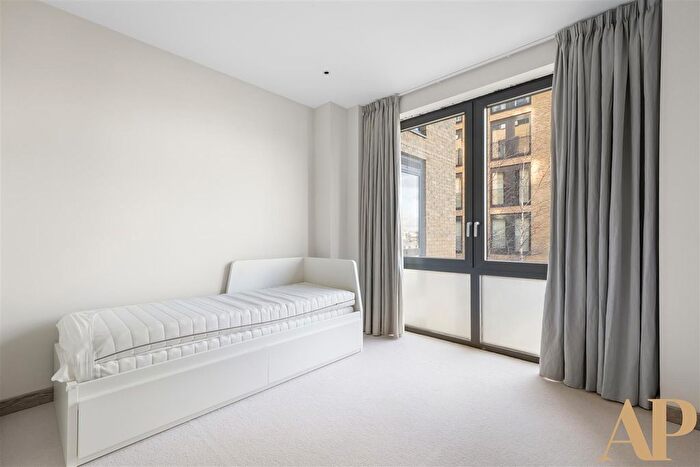 3 Bedroom Flat To Rent In Chivers Passage, London, SW18