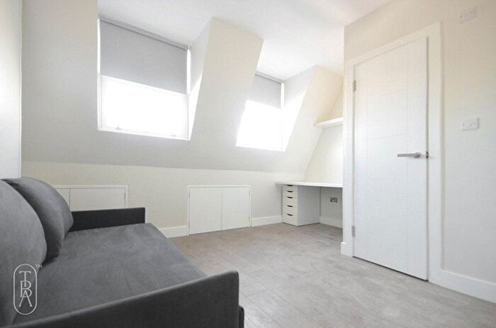 Studio To Rent In Bethnal Green Road, London, E2