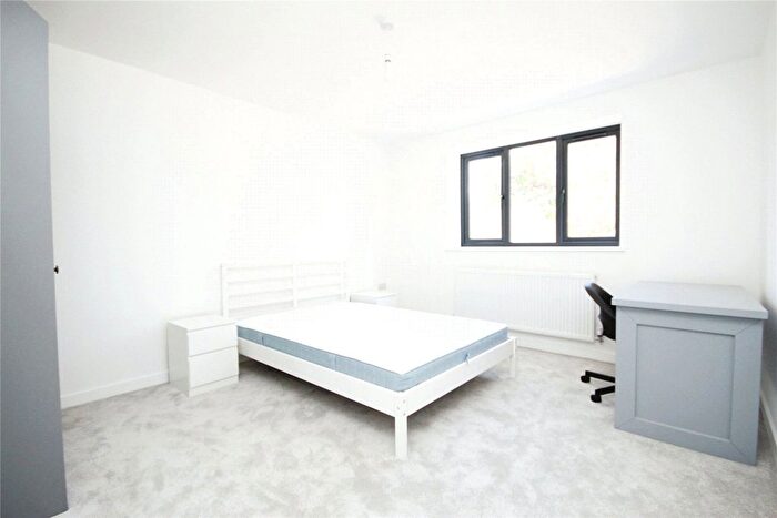 Property To Rent In Double Room, En Suite, Ibbetson Path, Loughton, IG10