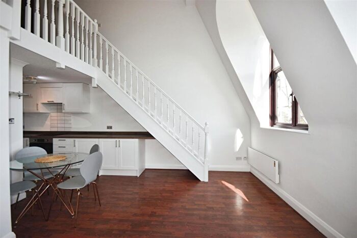 1 Bedroom Flat To Rent In Brook Road South, Brentford, TW8