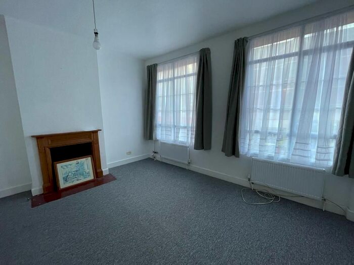 1 Bedroom Flat To Rent In Streatham High Road, Streatham, London, SW16