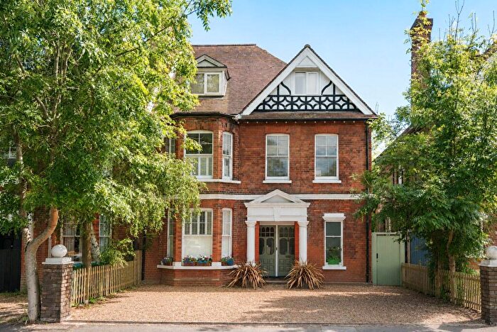 2 Bedroom Flat For Sale In Bridge Road, East Molesey, KT8