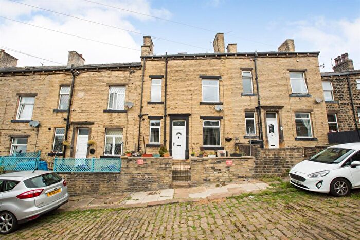 2 Bedroom Terraced House For Sale In Ashgrove Avenue, Halifax, HX3