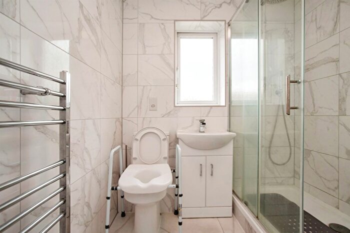2 Bedroom Flat For Sale In Chenies Way, Watford, WD18