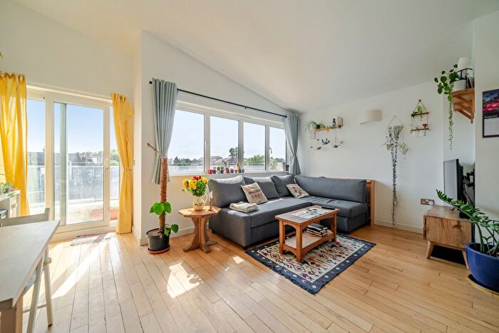 2 Bedroom Flat For Sale In Sternhall Lane, London, SE15
