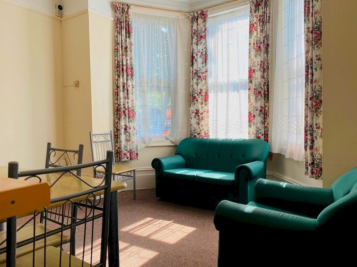 1 Bedroom Flat To Rent In Meadowcroft Road, London, N13