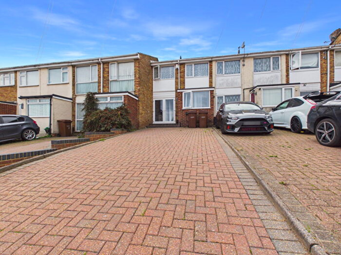 3 Bedroom Terraced House For Sale In Southwark Road, Rochester, ME2