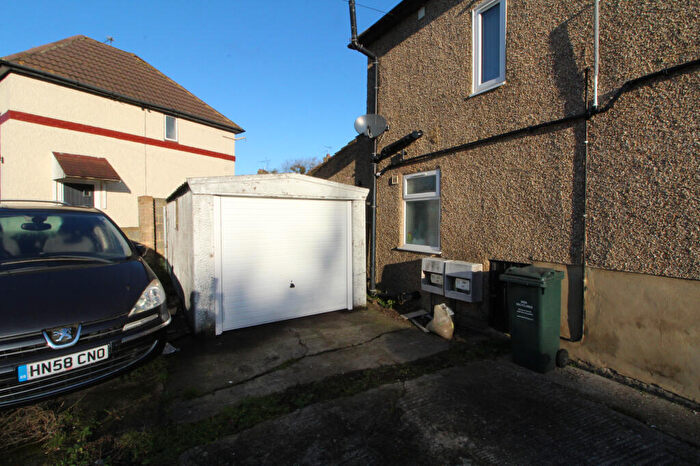 2 Bedroom Garage / Parking To Rent In Ingram Road, Dartford, DA1