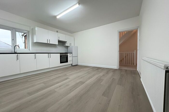 4 Bedroom Flat To Rent In Hertford Road, Enfield, EN3
