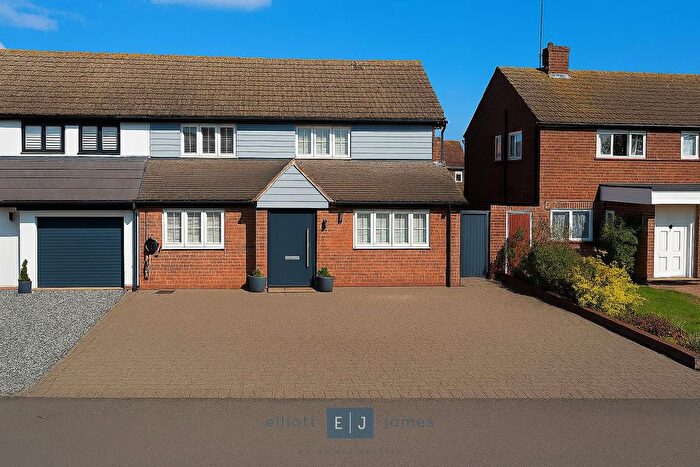 3 Bedroom Semi-Detached House For Sale In Knights Walk, Abridge, Romford, RM4
