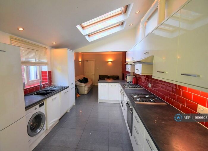 7 Bedroom Semi-Detached House To Rent In Blenheim Road, Reading, RG1