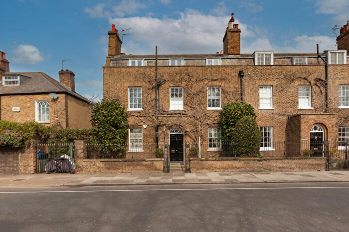 4 Bedroom Flat For Sale In Flat, Vine House, Hampton Court Road, East Molesey, Surrey, KT8