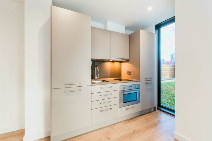 Studio To Rent In Great Eastern Road, Stratford, London, E15