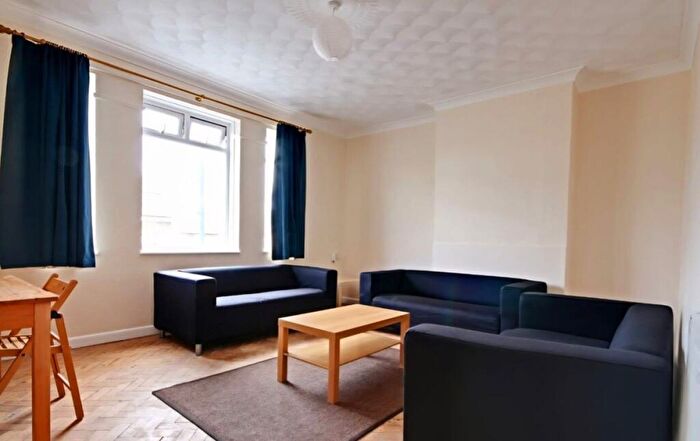 4 Bedroom Flat To Rent In Four Double Bedroom Student Flat, Holdenhurst Road, BH8