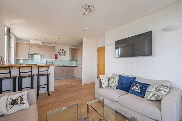 2 Bedroom Flat To Rent In Spencer Way, Shadwell, London, E1