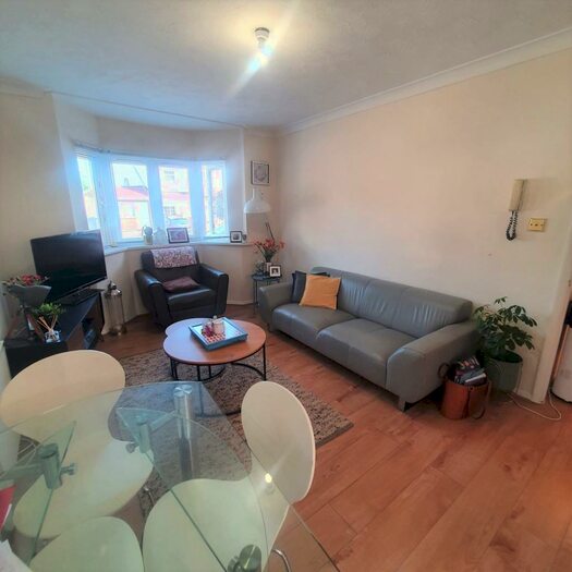2 Bedroom Apartment To Rent In Dolphin Road, Slough, SL1