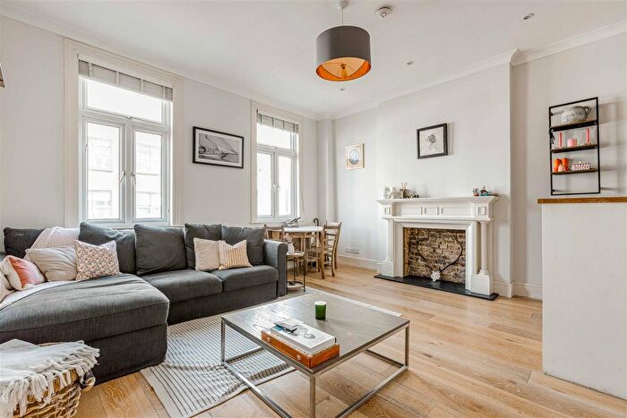 1 Bedroom Flat For Sale In Munster Road, Fulham, SW6