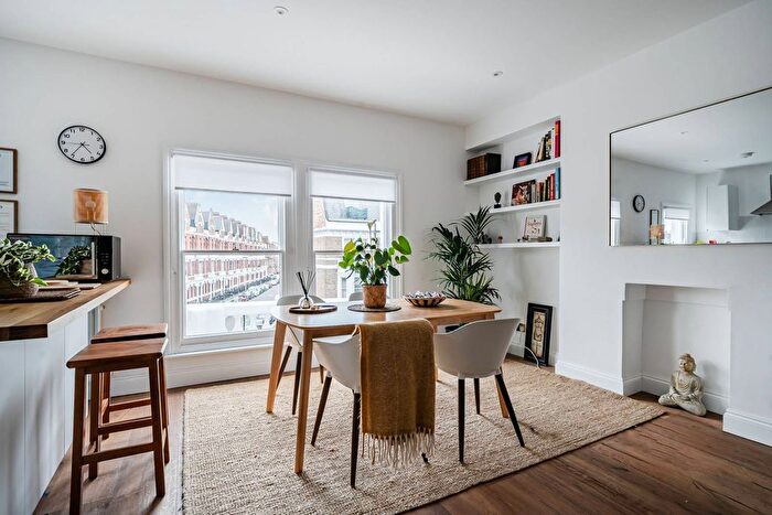 2 Bedroom Flat To Rent In Sinclair Gardens, Shepherd's Bush, London, W14