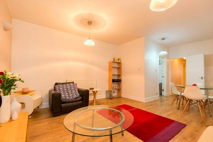 2 Bedroom Apartment To Rent In Hampton Court, Islington, London, N1
