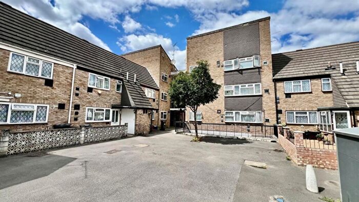 1 Bedroom Flat For Sale In Midsummer Avenue, Hounslow, TW4
