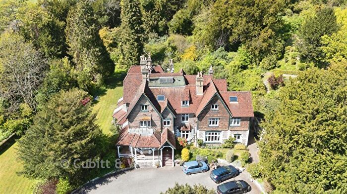 1 Bedroom Flat For Sale In Old Reigate Road, Dorking, Surrey, RH4