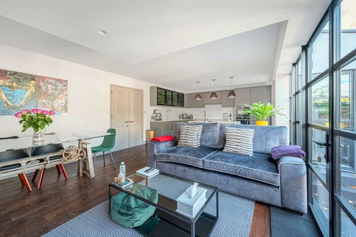 4 Bedroom Semi-Detached House To Rent In Great Bushey Drive, Totteridge, London, N20