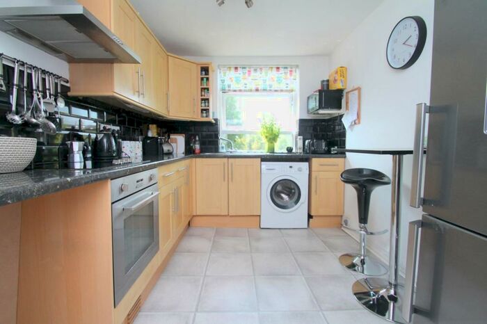 2 Bedroom Flat To Rent In Bedroom Flat In Whyteleafe, CR3