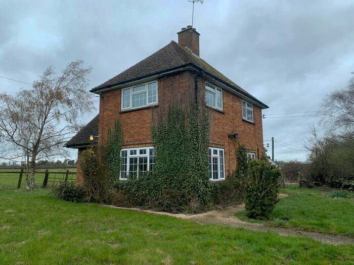 3 Bedroom Farmhouse To Rent In Buckingham Road, Weedon, Aylesbury, HP22