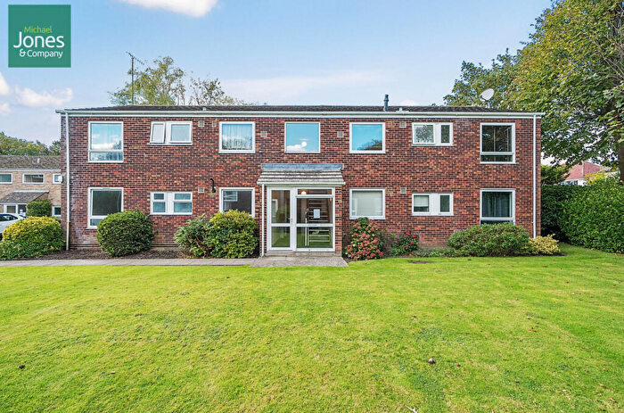 2 Bedroom Flat To Rent In Pevensey Garden, Worthing, West Sussex, BN11