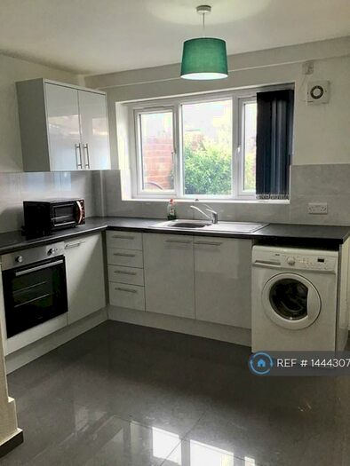 3 Bedroom Terraced House To Rent In Walshaw Road, Bury, BL8