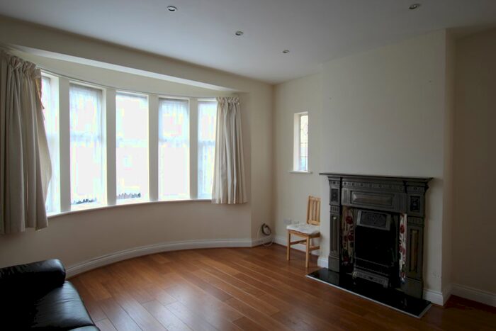 4 Bedroom Semi-Detached House To Rent In High Road, London, N12