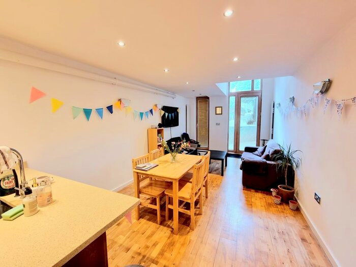 3 Bedroom Flat To Rent In St John's Way, Archway, N19
