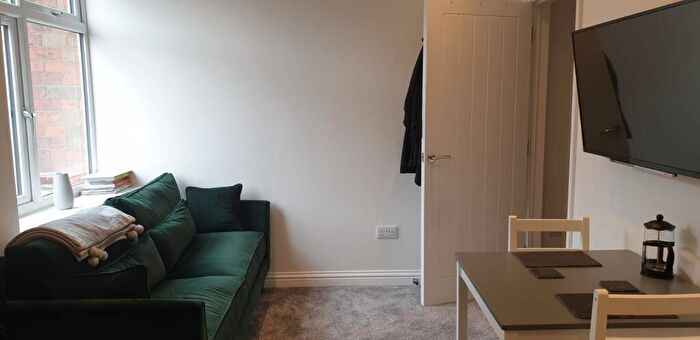 1 Bedroom Flat To Rent In Flat, Monks Road, - Bed, LN2