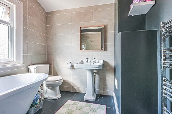 1 Bedroom Flat For Sale In Beach Avenue, Leigh-On-Sea, SS9