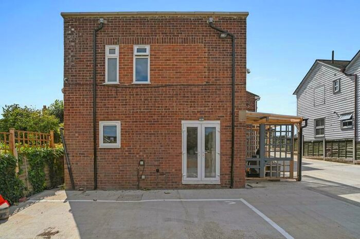 2 Bedroom Property To Rent In Harwich Road, Mistley, CO11