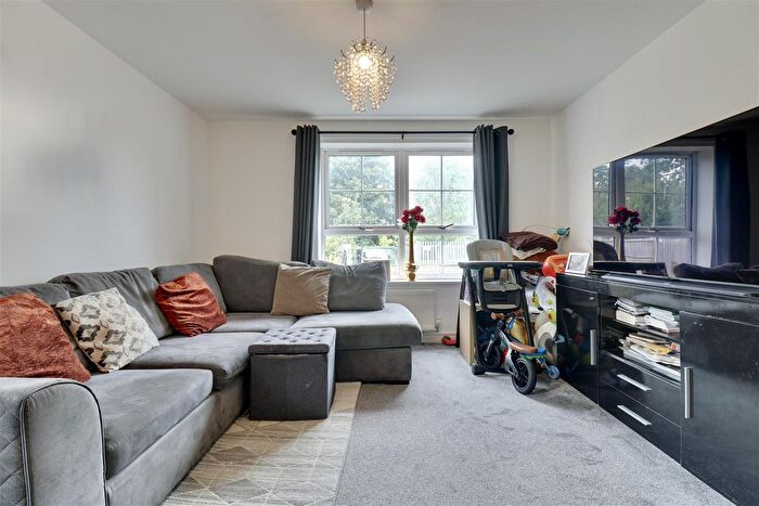2 Bedroom Flat For Sale In Vancouver Avenue, Waterlooville, PO7