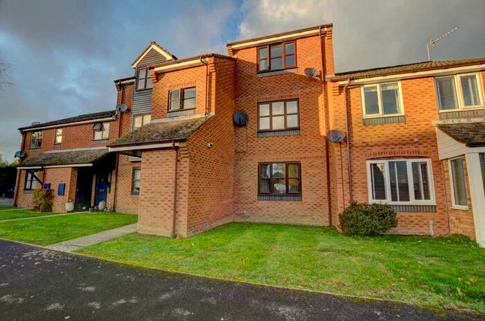 2 Bedroom Flat To Rent In Barkus Way, Stokenchurch, HP14