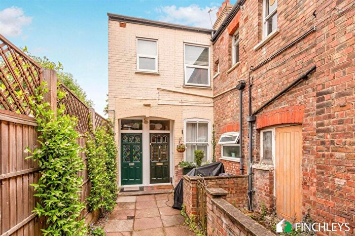 2 Bedroom Flat For Sale In Long Lane, London, N3
