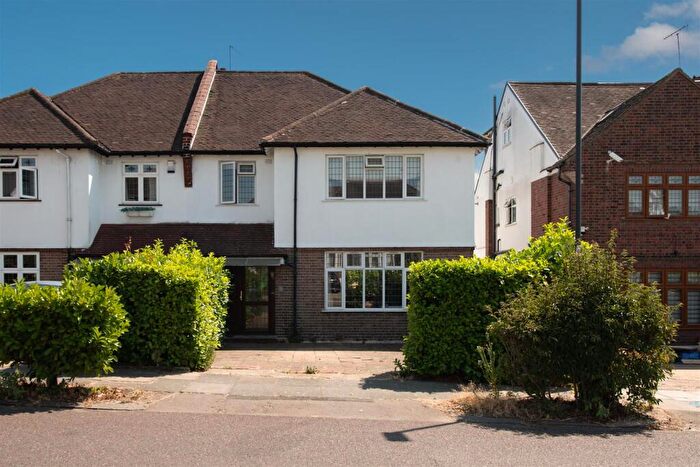 4 Bedroom Semi-Detached House For Sale In Forestdale, London, N14