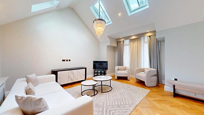 4 Bedroom Mews To Rent In London, W1G