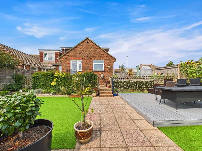 4 Bedroom Chalet For Sale In Holmbush Way, Southwick, BN42