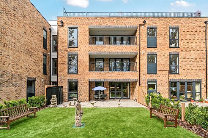 2 Bedroom Flat For Sale In Littleworth Road, Esher, KT10