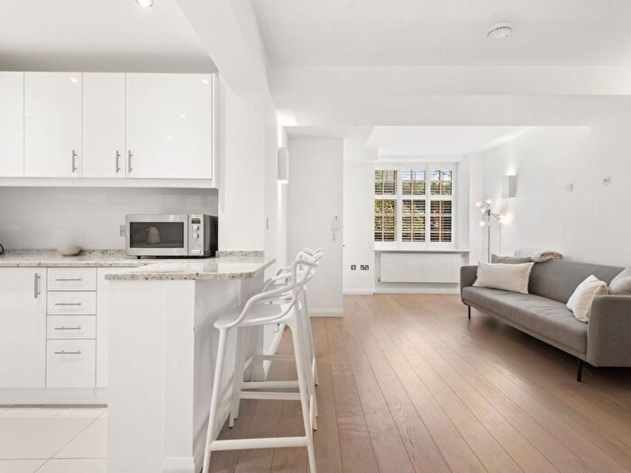 1 Bedroom Flat For Sale In South Edwardes Square, Kensington, London, W8