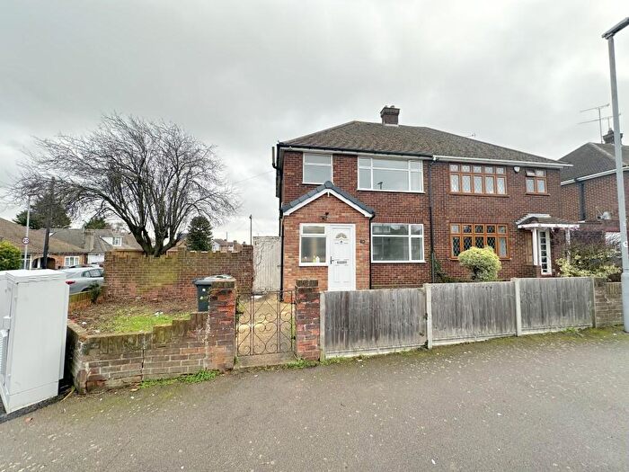 3 Bedroom Semi-Detached House To Rent In Vincent Road, Luton, Beds, LU4