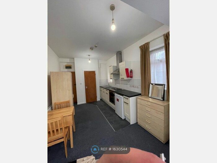 Studio To Rent In Brentmead Place, London, NW11