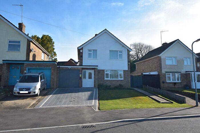 3 Bedroom Link Detached House For Sale In Allens Orchard, Banbury, OX17