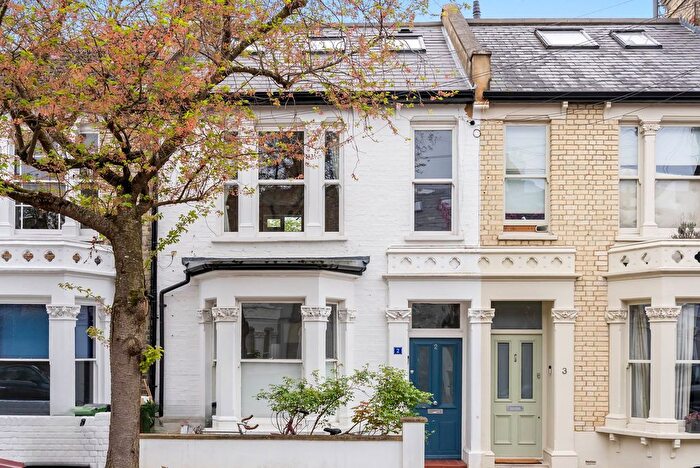 2 Bedroom Flat For Sale In Gransden Road, Wendell Park, W12