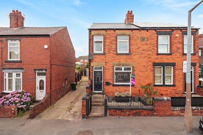 3 Bedroom Semi Detached House For Sale In Pye Avenue, Mapplewell, Barnsley, S75