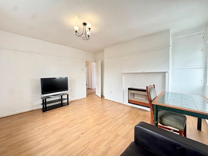 3 Bedroom Flat To Rent In Chagford House, Bow, E3