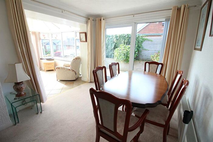 2 Bedroom Semi-Detached Bungalow For Sale In Derwent Avenue, Leeds, LS25
